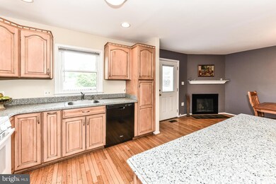 3080 White Birch Ct, Fairfax, VA 22031 - photo 2