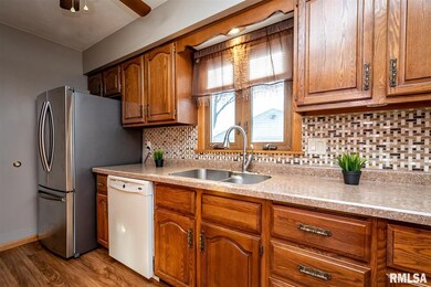 2169 W 34th St, Davenport, IA 52806 - photo 7