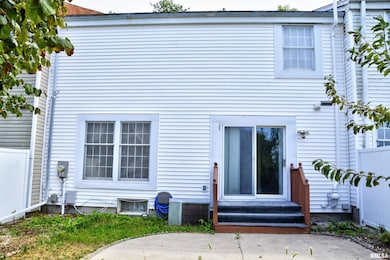 260 Jamestown Rd, Macomb, IL 61455 - photo 2