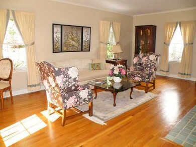 1633 Grenoble Rd, Columbus, OH 43221 - photo 2