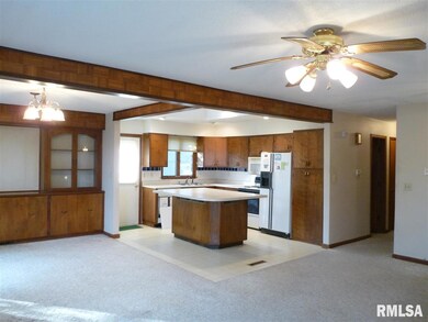 1945 14th St, Bettendorf, IA 52722 - photo 4