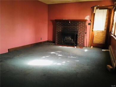 Large Living Room w/ Fireplace