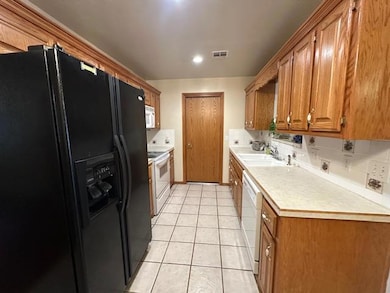 873 N Windermere Dr, Moore, OK 73160 - photo 4