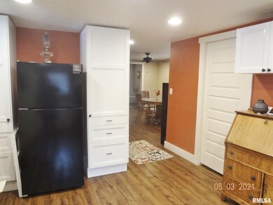 828 Decatur St, Lincoln, IL 62656 - photo 4