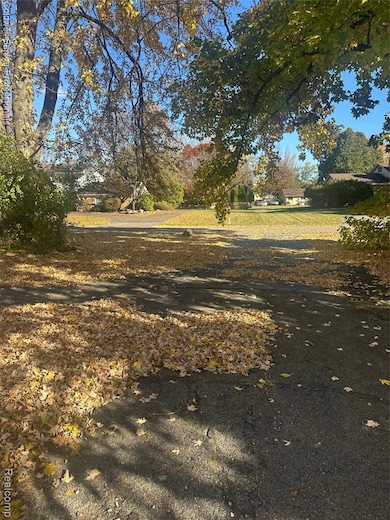 29585 Woodhaven Ln, Southfield, MI 48076 - photo 4