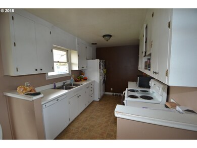 740 E 20th St, the Dalles, OR 97058 - photo 4