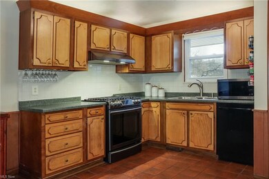 22530 Sandalwood Rd, Bedford, OH 44146 - photo 5