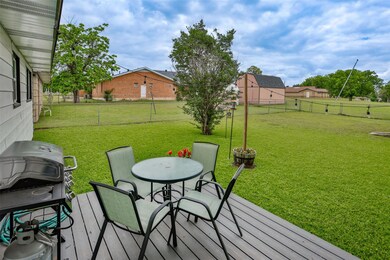 1612 Elizabeth St, Gainesville, TX 76240 - photo 2