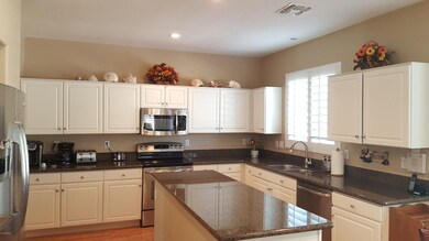 Kitchen - ample cabinets