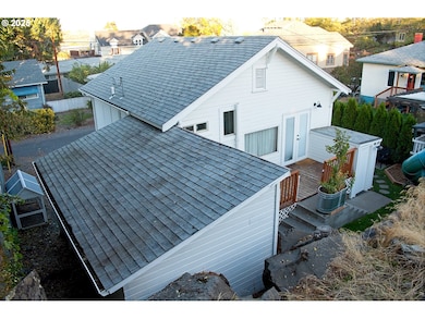 209 1/2 W 5th Place, the Dalles, OR 97058 - photo 3