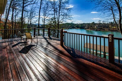 Gorgeous Lake Views!