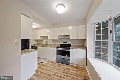 8912 Shamrock Ct, Springfield, VA 22152 - photo 3