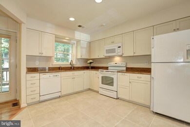 10720 Brewer House Rd, Rockville, MD 20852 - photo 3