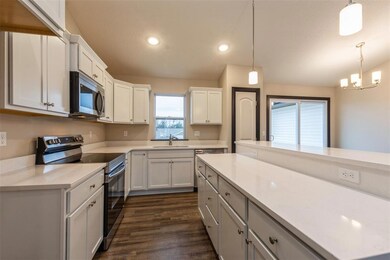 2027 Holly Meadow Ave SW, Cedar Rapids, IA 52404 - photo 6