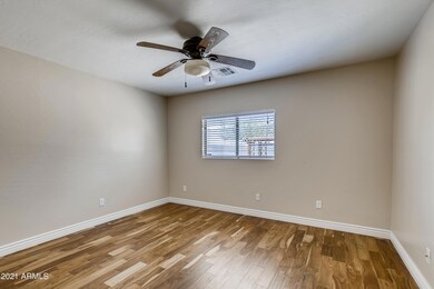 558739084-14 Office
