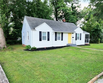 View of front of property featuring a front lawn