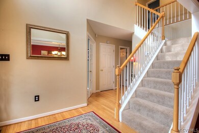 2-story foyer with hardwood floors