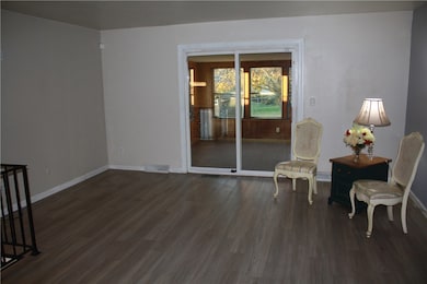 318 E Christine Dr, Decatur, IL 62526 - photo 5