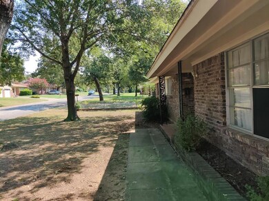 849 Woodcrest Dr, Hurst, TX 76053 - photo 4