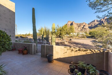 Front courtyard, Mtn views-