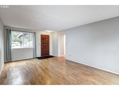 Living Room/Entrance