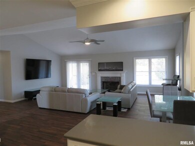 1204 Sherwood Eddy Dr, Jacksonville, IL 62650 - photo 4