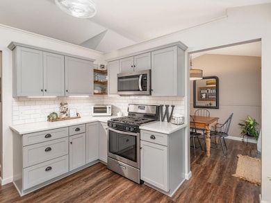 Cookin' with gas in this fresh kitchen