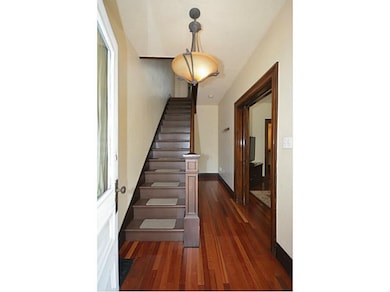 Entry/Foyer.