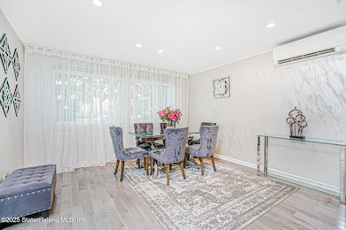 (4) DINING AREA
