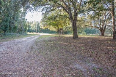 Driveway_to_home_with_beautiful_Oak_tree