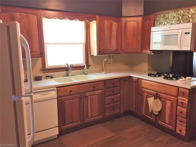 Updated cherry and Corian topped kitchen w/gas coo