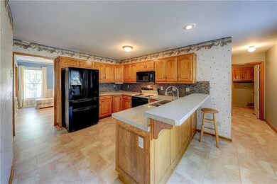 Kitchen with breakfast bar