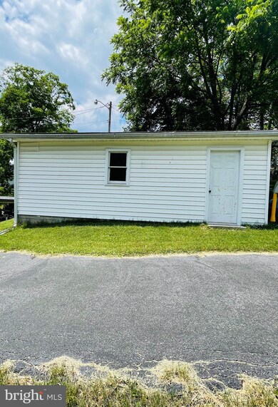 337 Mineral St, Strasburg, VA 22657 - photo 6