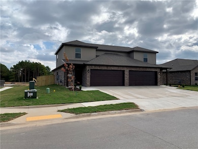 402 Red Robin St, Centerton, AR 72719 - photo 2