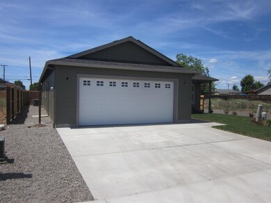 8383 Kyra Ln, White City, OR 97503 - photo 2