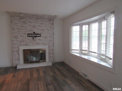 4611 Scott St, Davenport, IA 52806 - photo 3