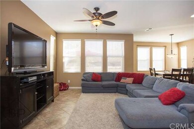 Spacious Living room with beautiful 18 inch traver