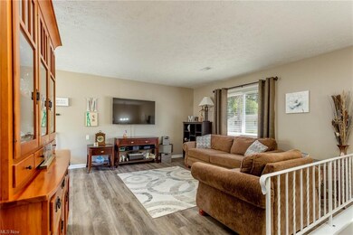 816 Hollywood Ave, Sheffield Lake, OH 44054 - photo 3