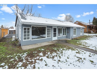 1323 E 15th St, the Dalles, OR 97058 - photo 2