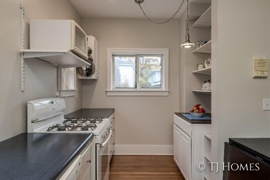 941 Flat St NE-18