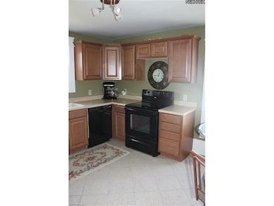 Completely rennovated kitchen; Maple cabinets, bla