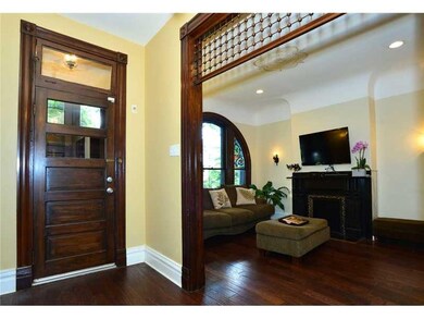 Entry/Foyer.