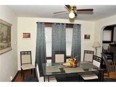 Dining Room Lower Unit: Full size dining room with