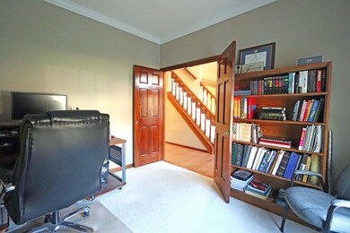 9' ceiling, double door entry