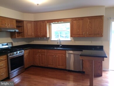 7048 Hearth Ln, Macungie, PA 18062 - photo 5