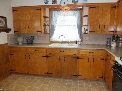 Fully applianced kitchen with lots of cabinet spac