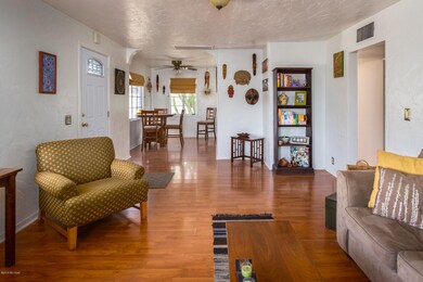5 Living Room & Entry Main House