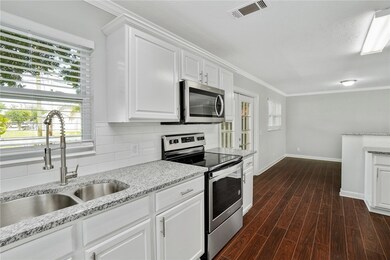 Great Kitchen! Good space- NEW Appliances, granite
