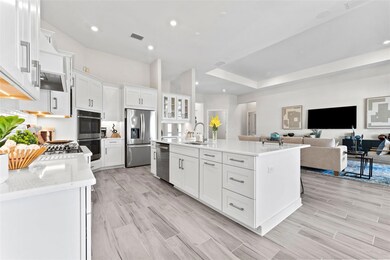 Beautiful New Kitchen With All the Bells & Whistles