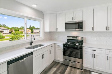 18014 Chantilly Ln, Hazel Crest, IL 60429 - photo 3